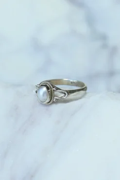 Online Pearl Cardi Oval Stone Ring Rings
